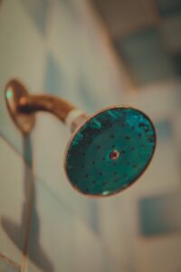 シャワーヘッドの大掃除で臭いを解消する対策方法は？
