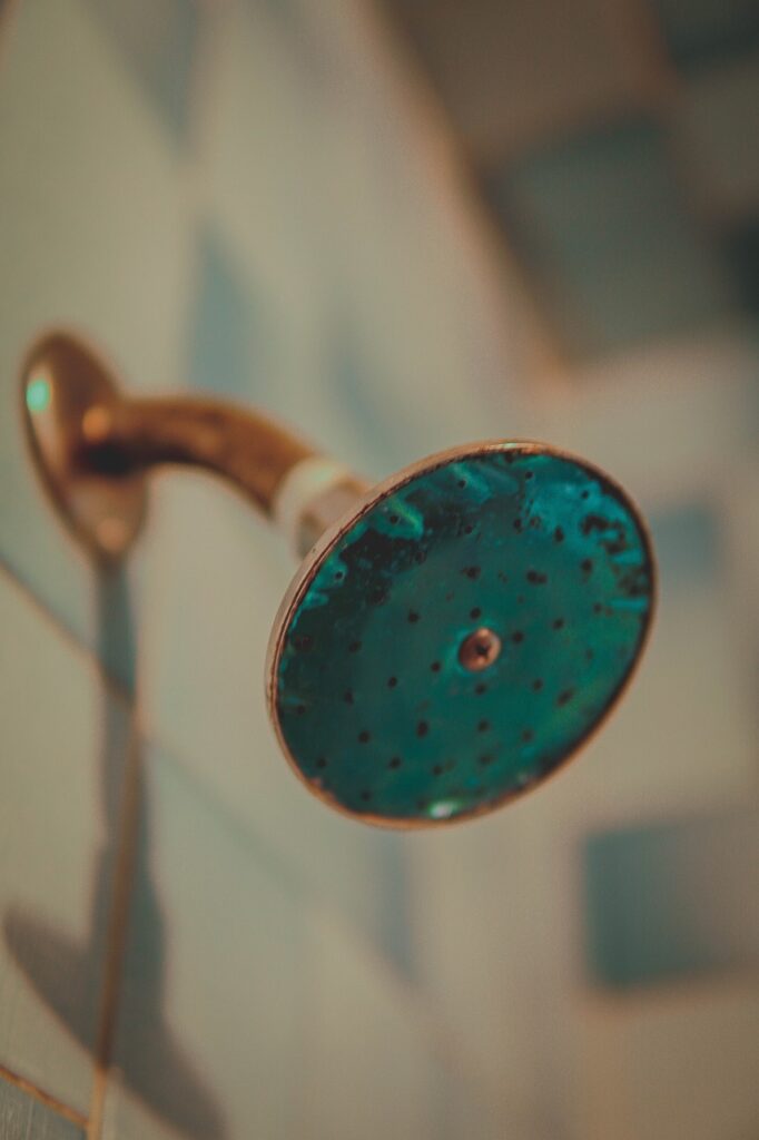 シャワーヘッドの大掃除で臭いを解消する対策方法は？