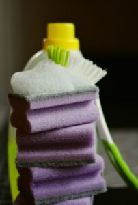 鏡の大掃除でメラミンスポンジを使う際の注意点は？
