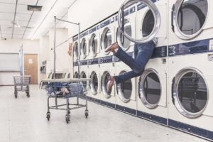 洗濯機の大掃除でメラミンスポンジを使う際の注意点は？